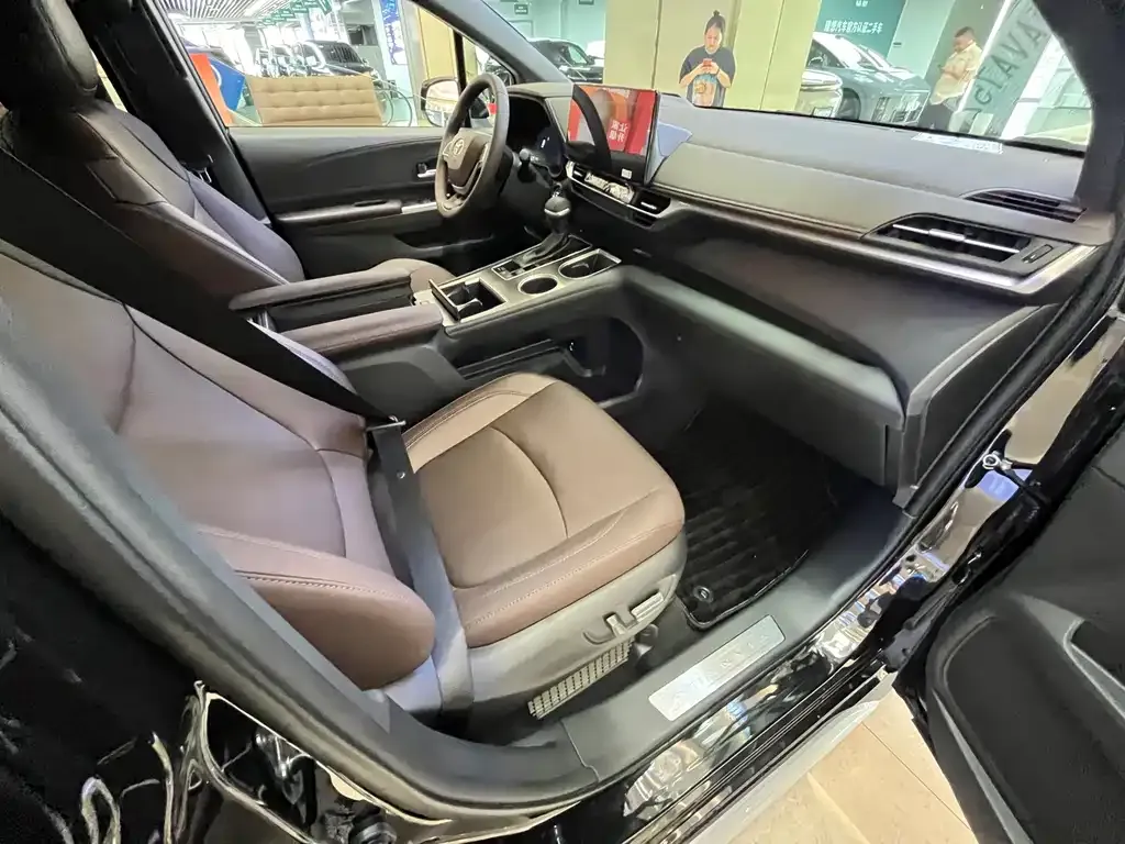 Toyota Granvia — фото 5