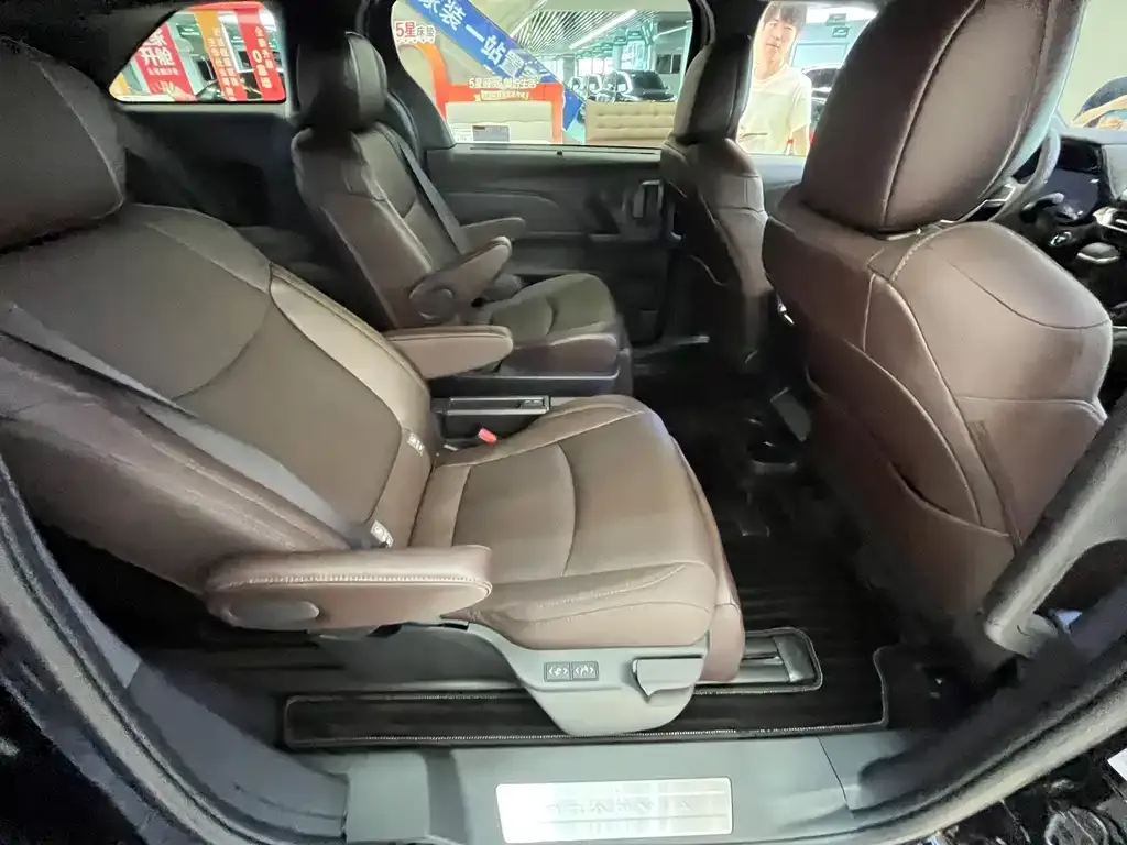 Toyota Granvia — фото 3