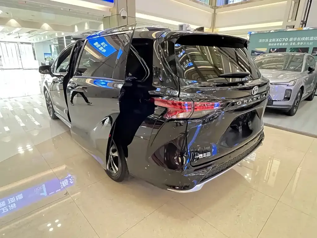 Toyota Granvia — фото 7