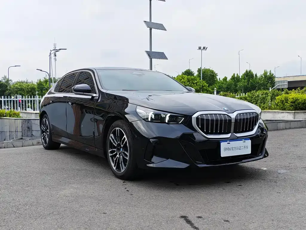 BMW 5 Series — фото 1