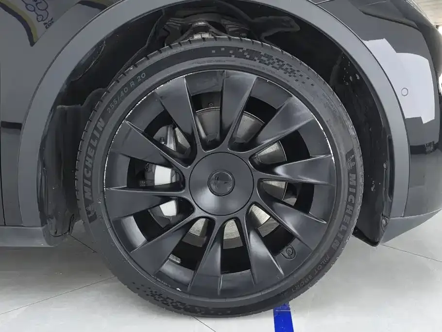 Tesla Model Y — фото 8