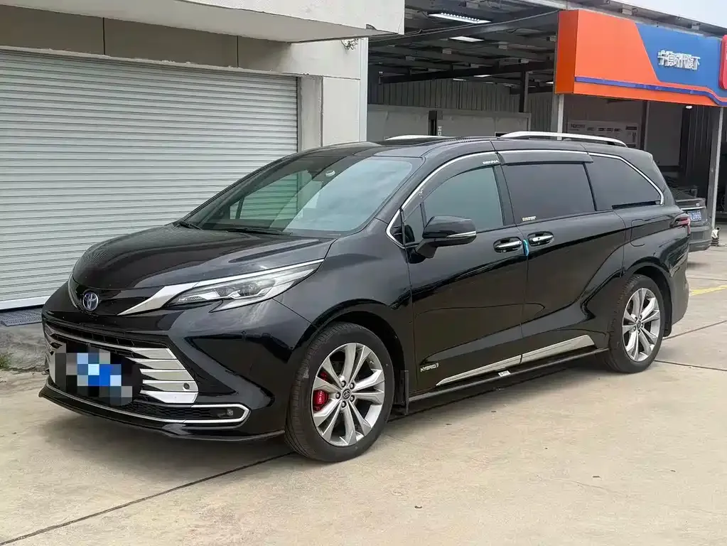 Toyota Sienna — фото 1
