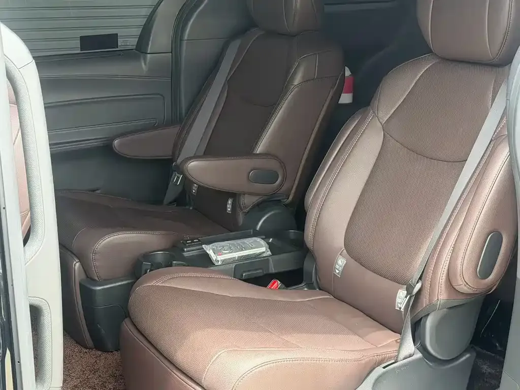 Toyota Sienna — фото 8