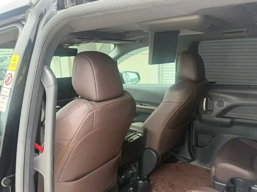 Toyota Sienna — фото 10