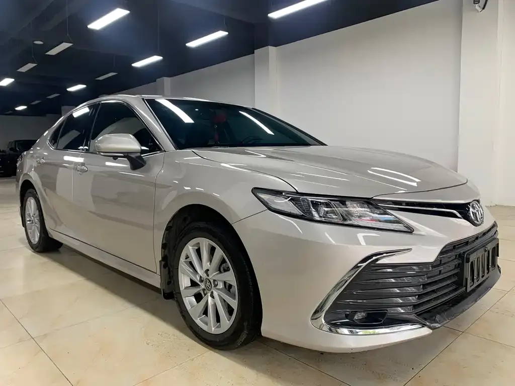 Toyota Camry — фото 1