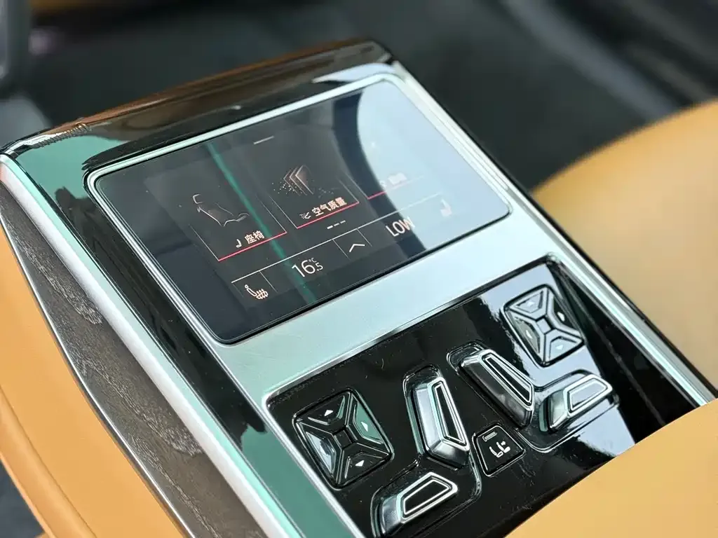 Audi A8 — фото 9