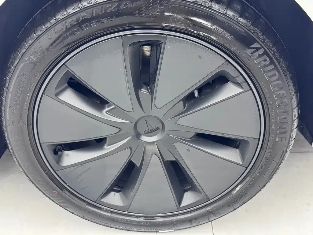 Tesla Model 3 — фото 9