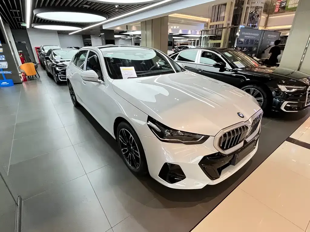 BMW 5 Series — фото 1