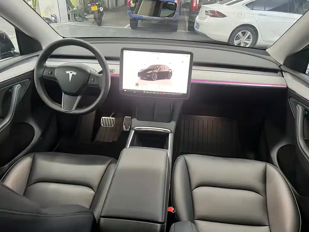 Tesla Model Y — фото 10