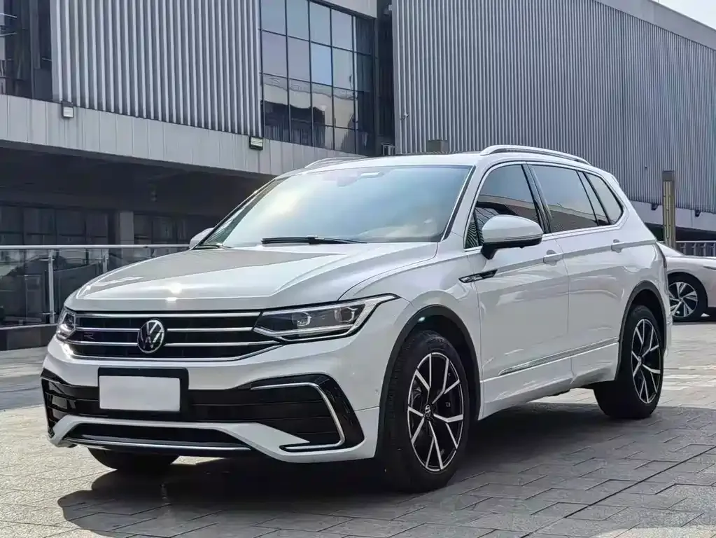 Volkswagen Tiguan L — фото 1