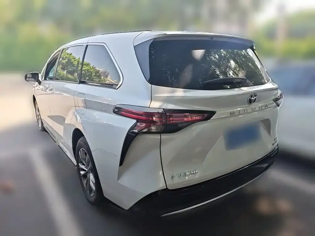 Toyota Sienna — фото 2