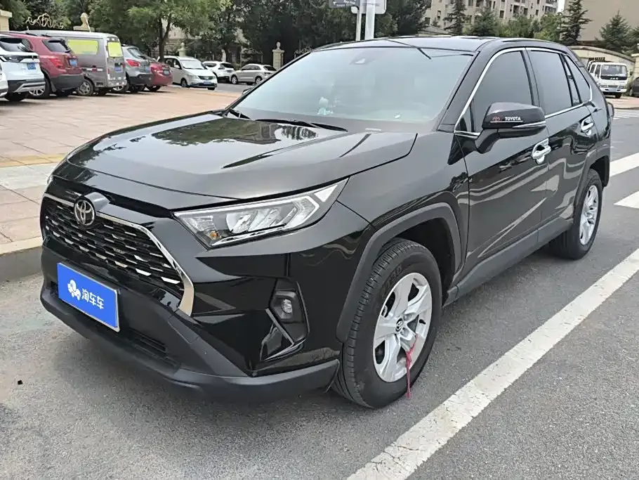 Toyota RAV4 — фото 1