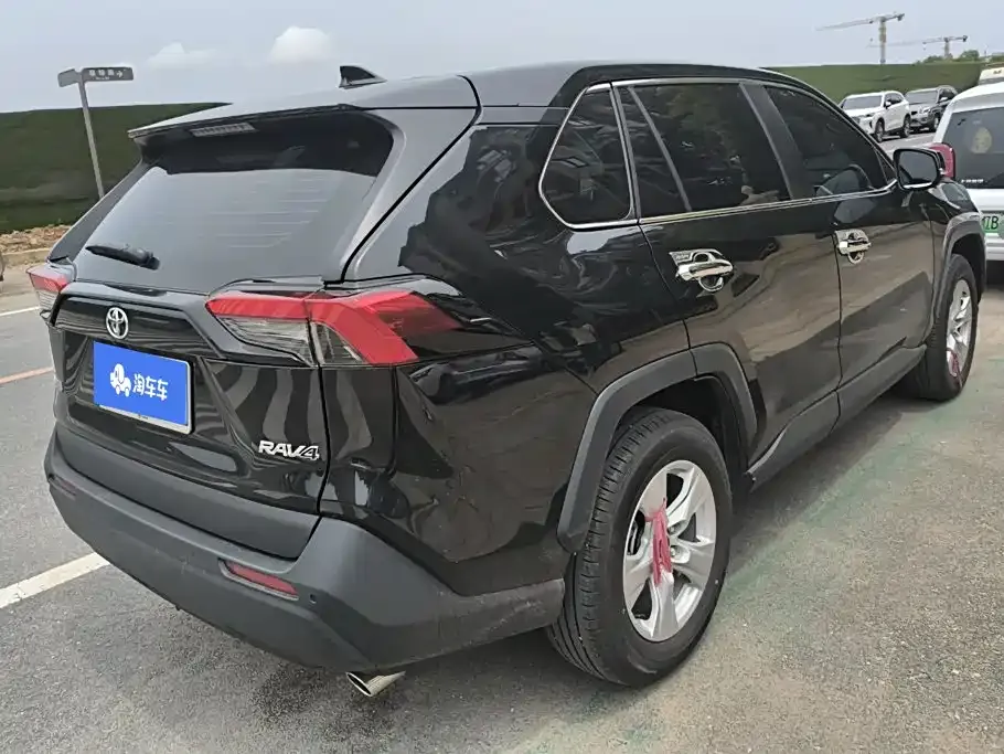 Toyota RAV4 — фото 5