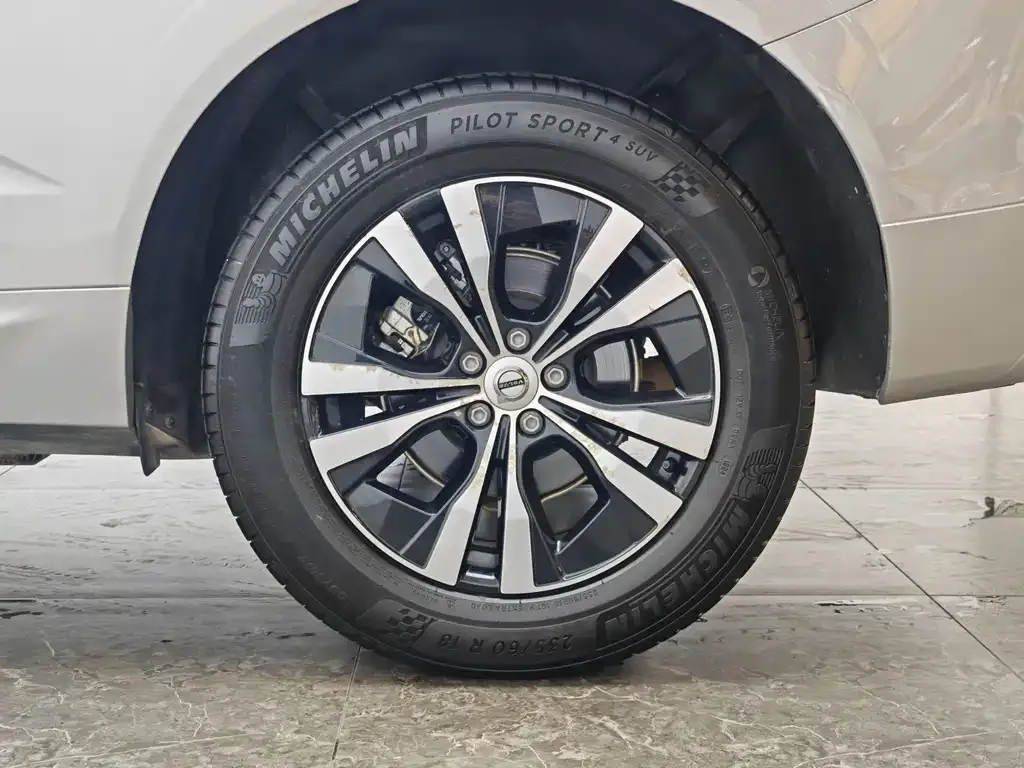 Volvo XC60 — фото 10
