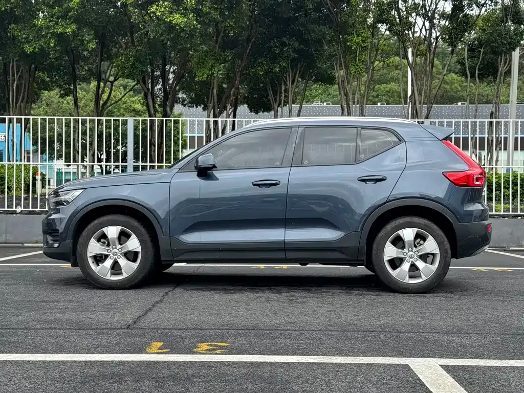 Volvo XC40 — фото 8