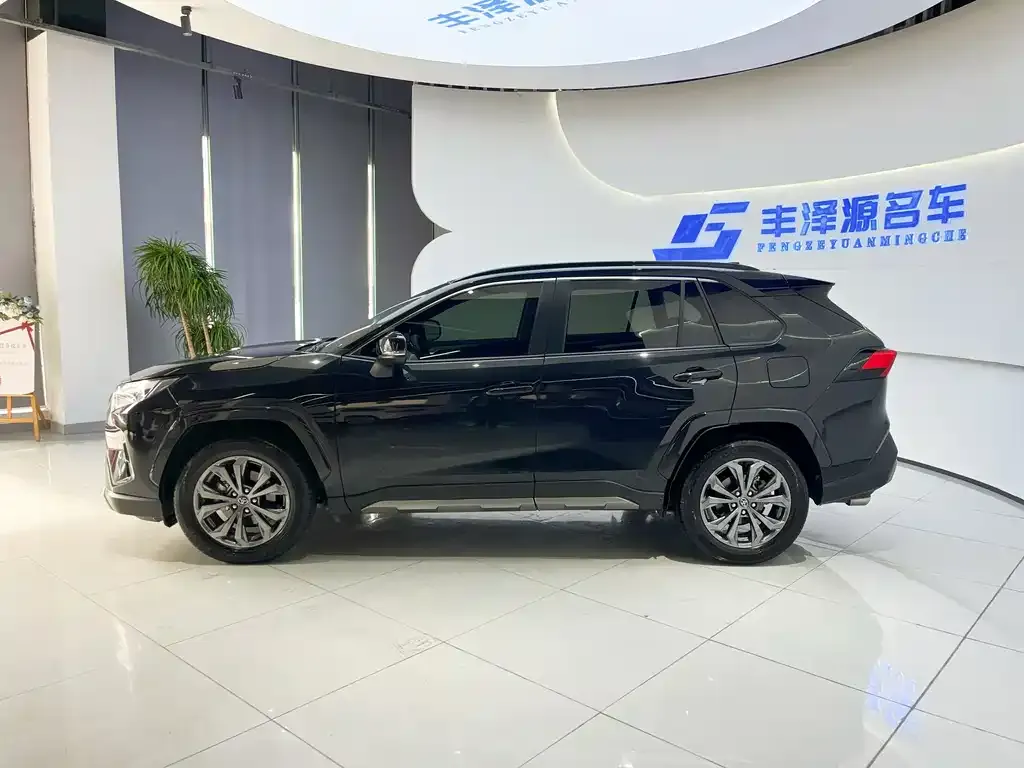 Toyota RAV4 — фото 6