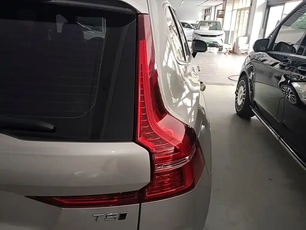 Volvo XC60 — фото 9