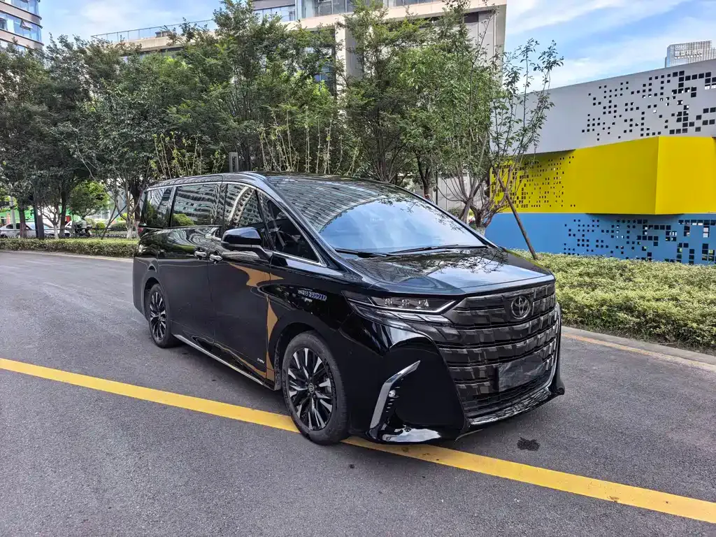 Toyota Alphard — фото 1