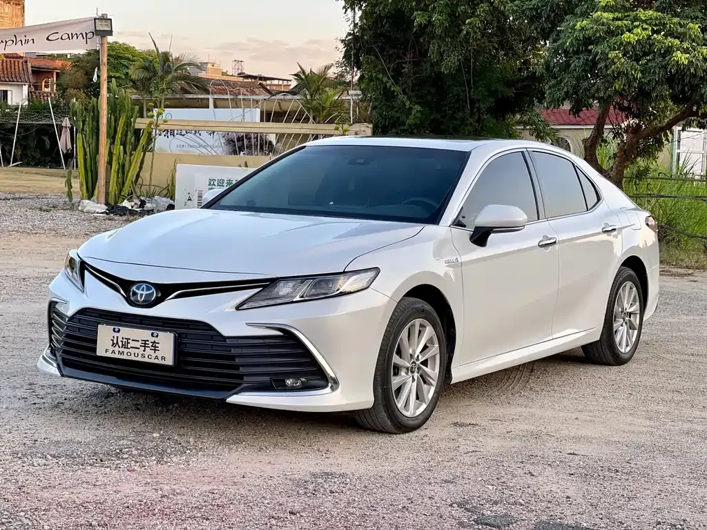 Toyota Camry — фото 1