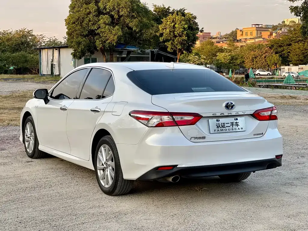 Toyota Camry — фото 9