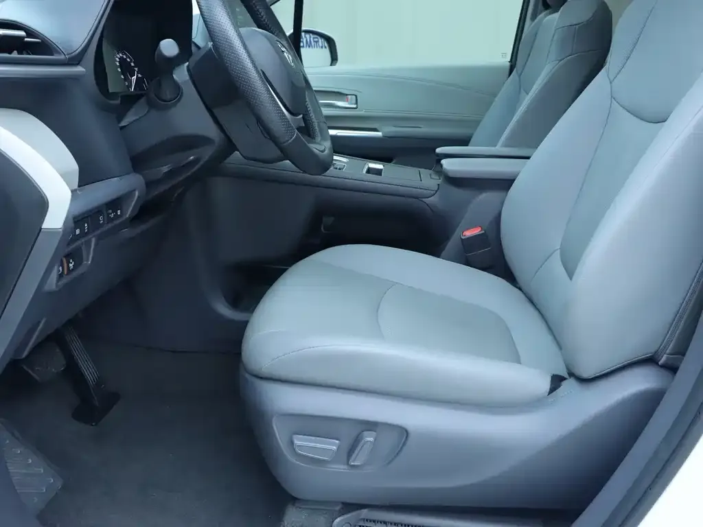 Toyota Granvia — фото 2