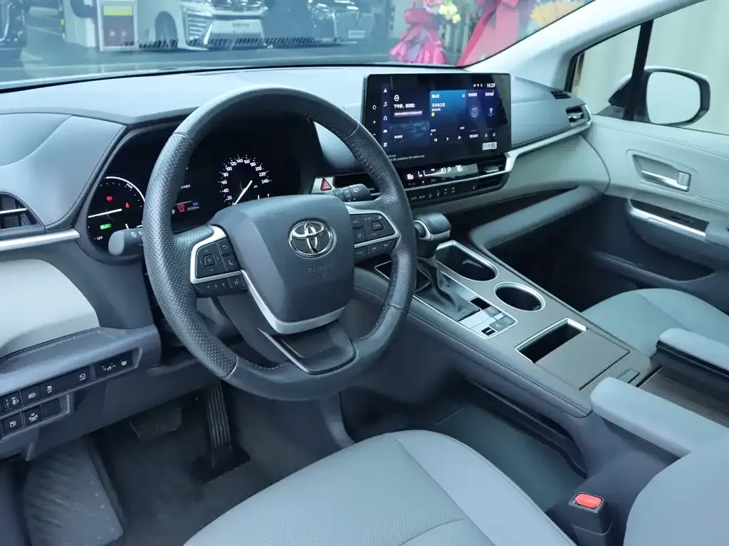 Toyota Granvia — фото 5