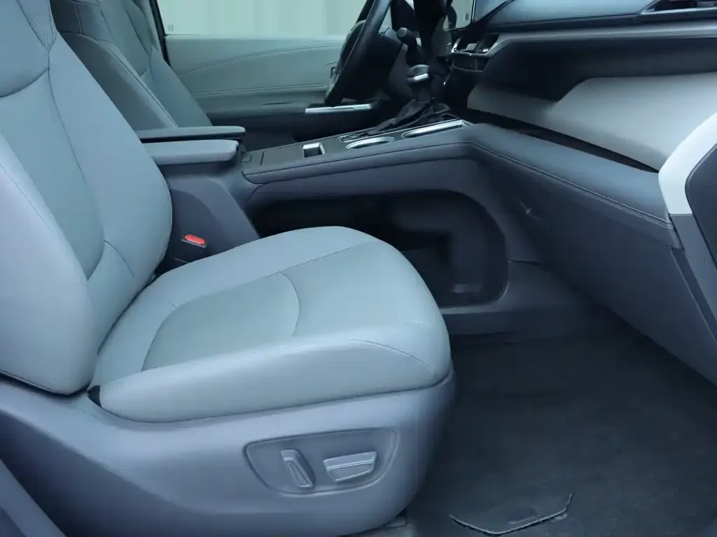 Toyota Granvia — фото 8