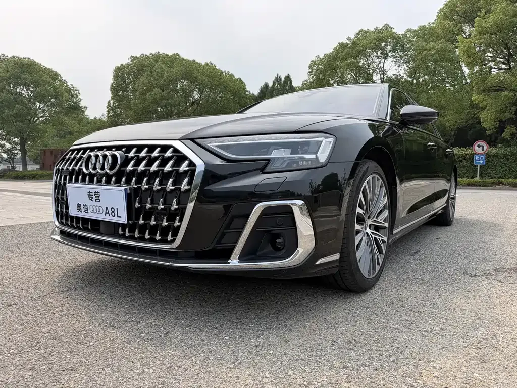 Audi A8 — фото 1