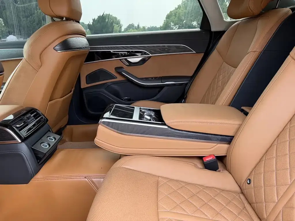 Audi A8 — фото 6