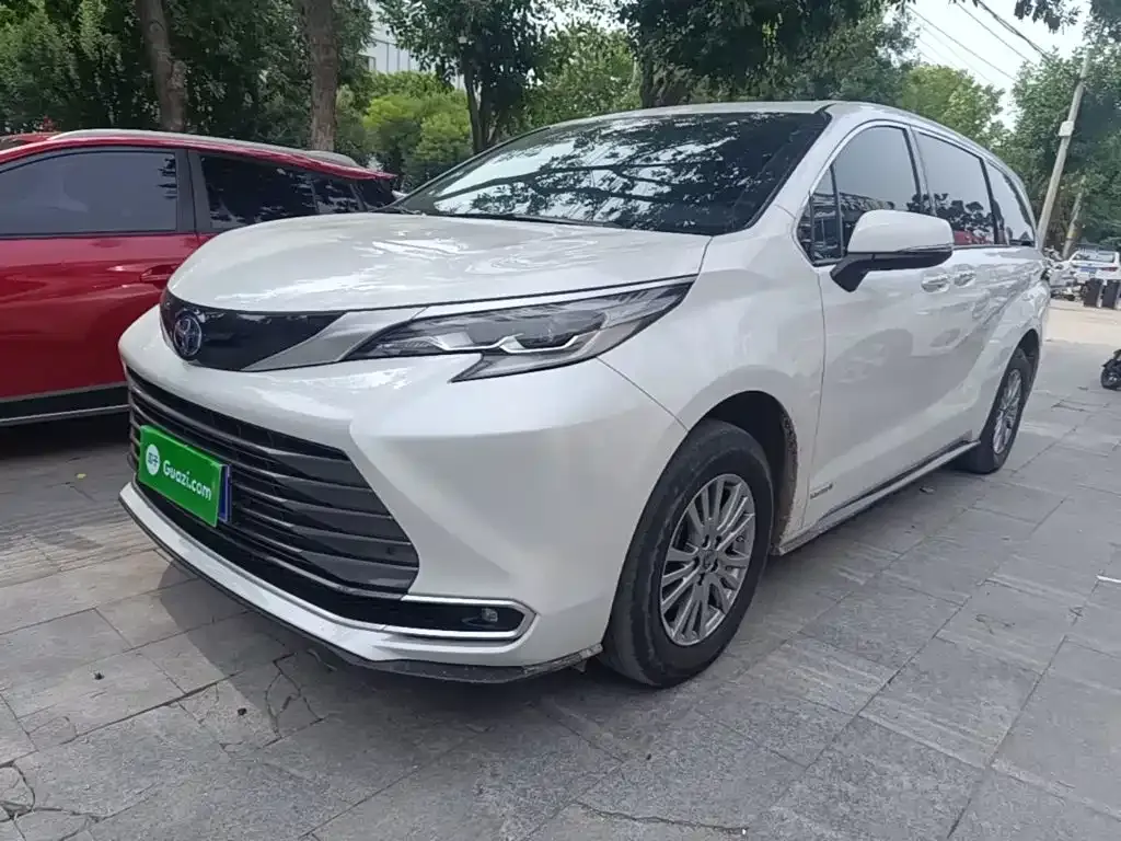 Toyota Sienna — фото 1