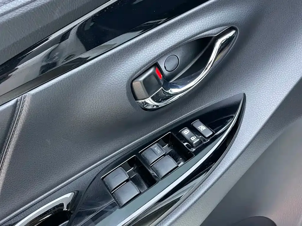 Toyota Yaris L — фото 10