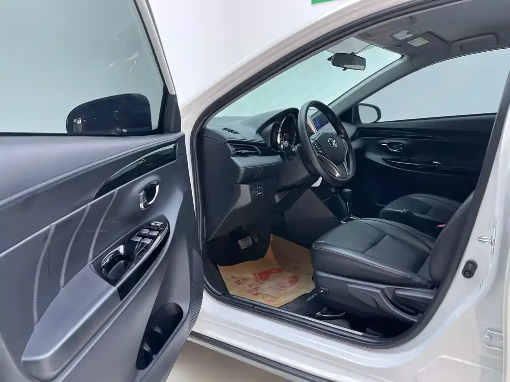 Toyota Yaris L — фото 4