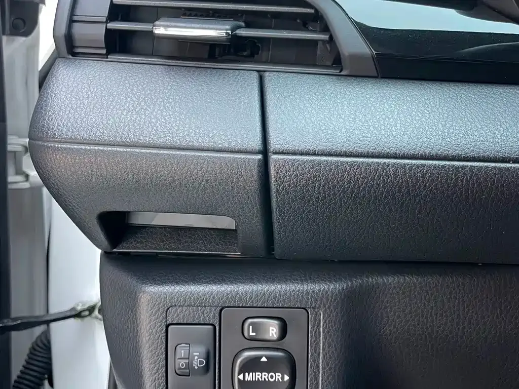 Toyota Yaris L — фото 9