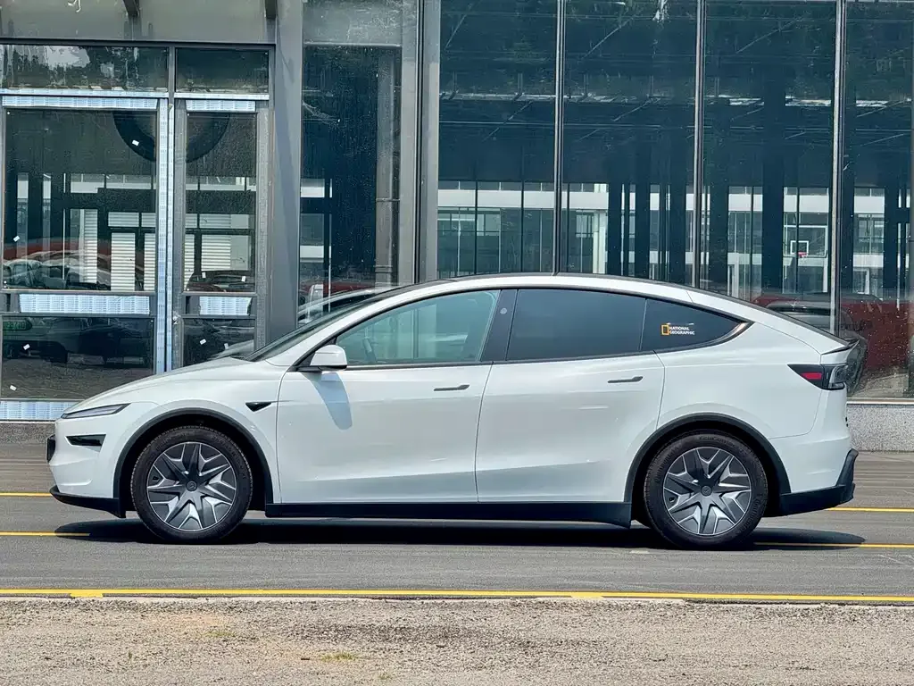Tesla Model Y L — фото 9