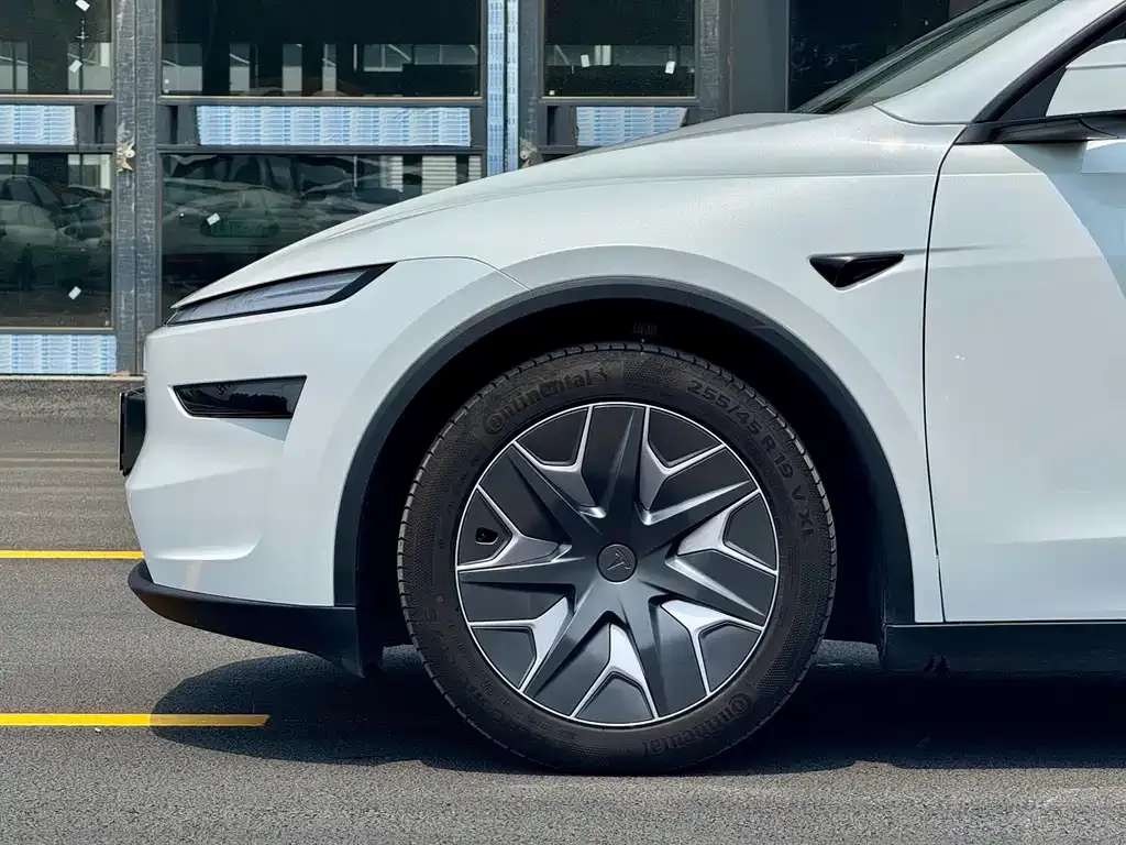 Tesla Model Y L — фото 6