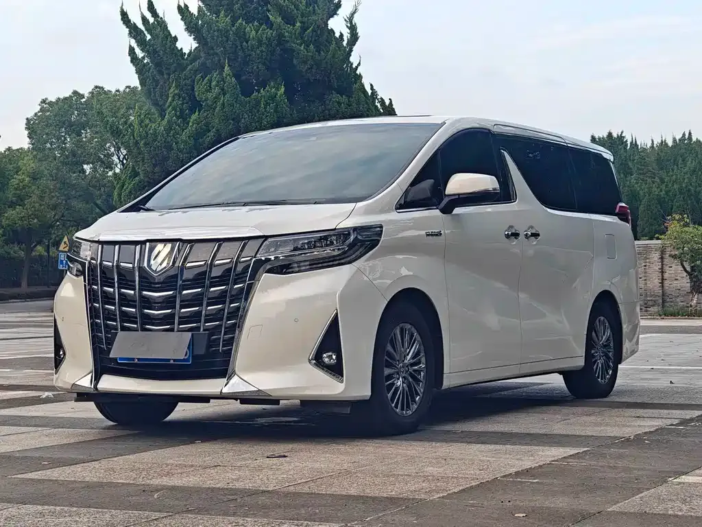 Toyota Alphard — фото 1