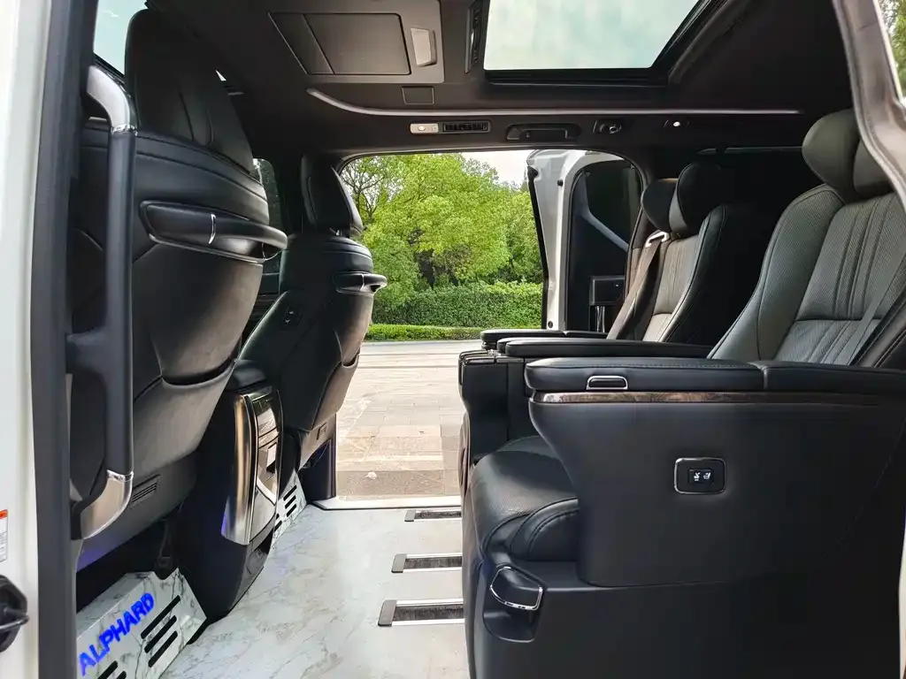 Toyota Alphard — фото 8