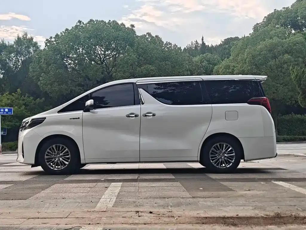 Toyota Alphard — фото 7