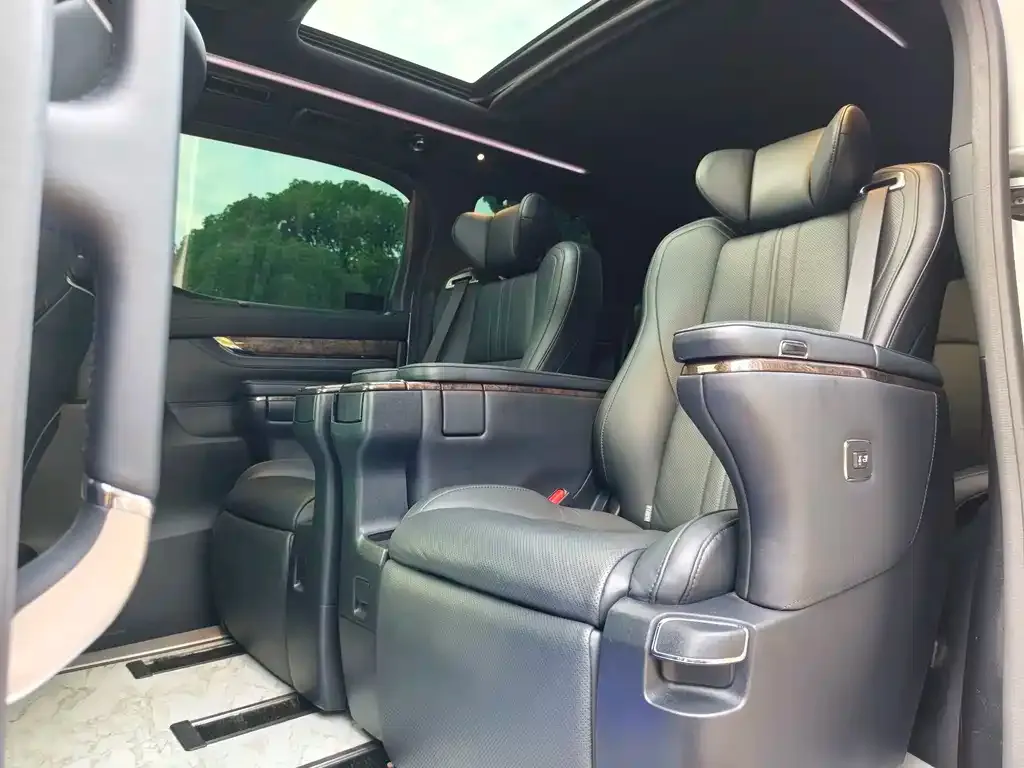 Toyota Alphard — фото 2