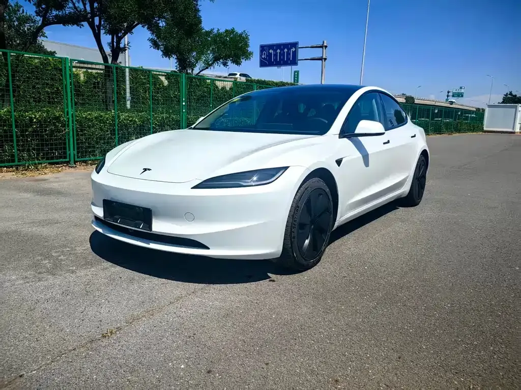 Tesla Model 3 — фото 1