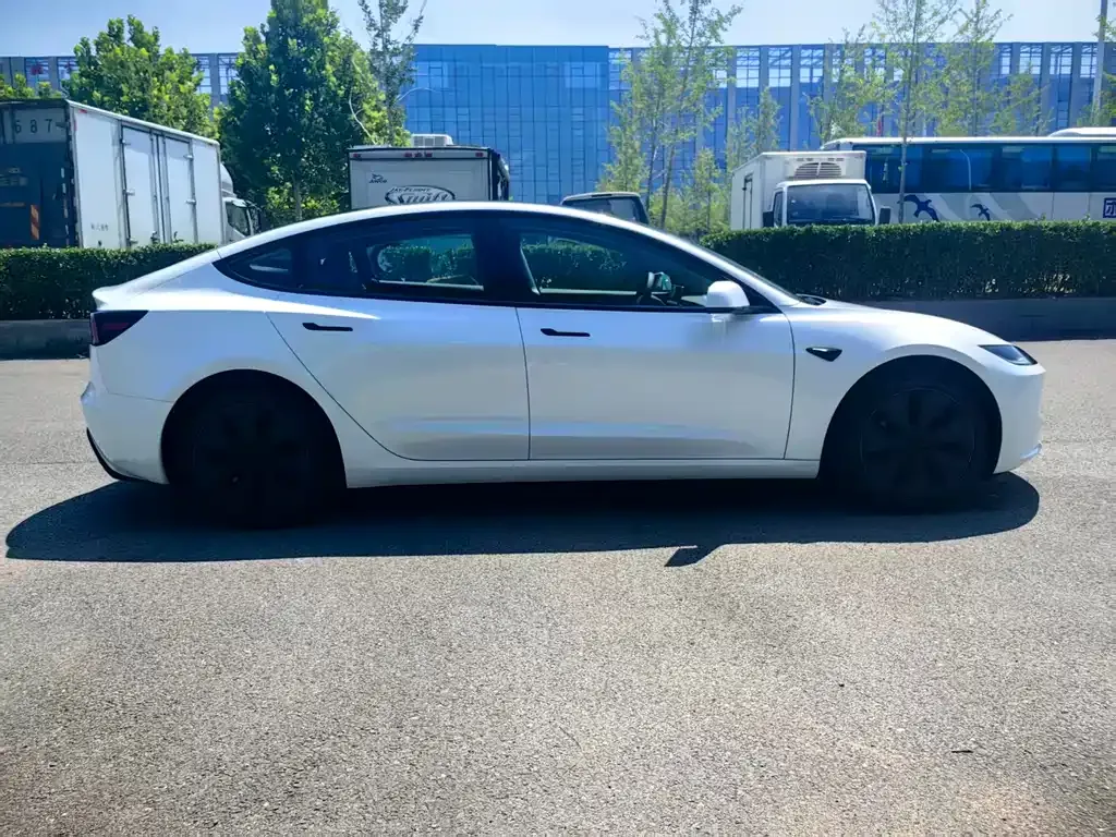 Tesla Model 3 — фото 9