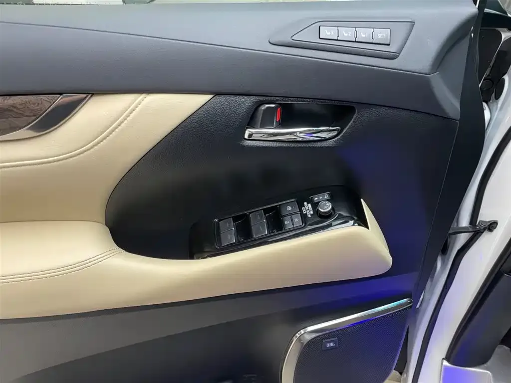 Toyota Alphard — фото 4