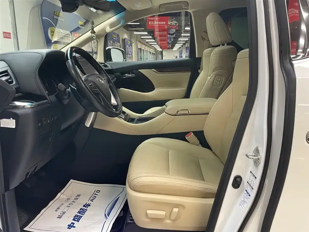 Toyota Alphard — фото 9