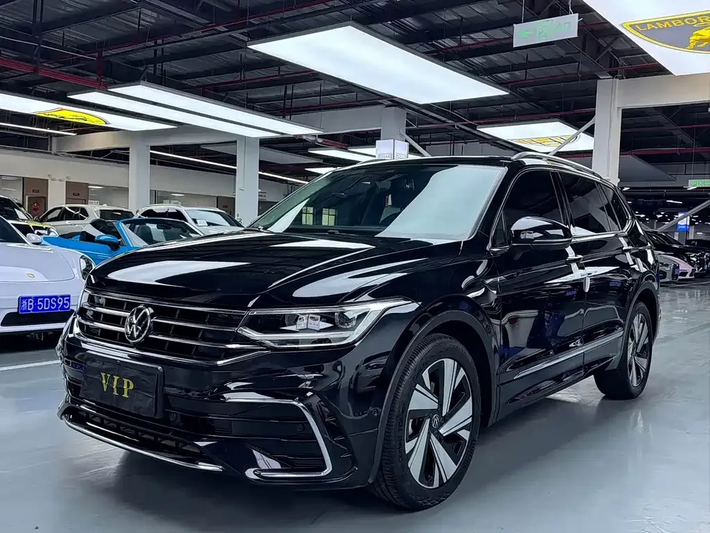 Volkswagen Tiguan L — фото 1