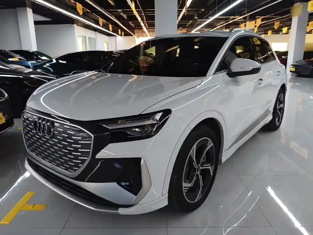 Audi Q4 e-tron — фото 1