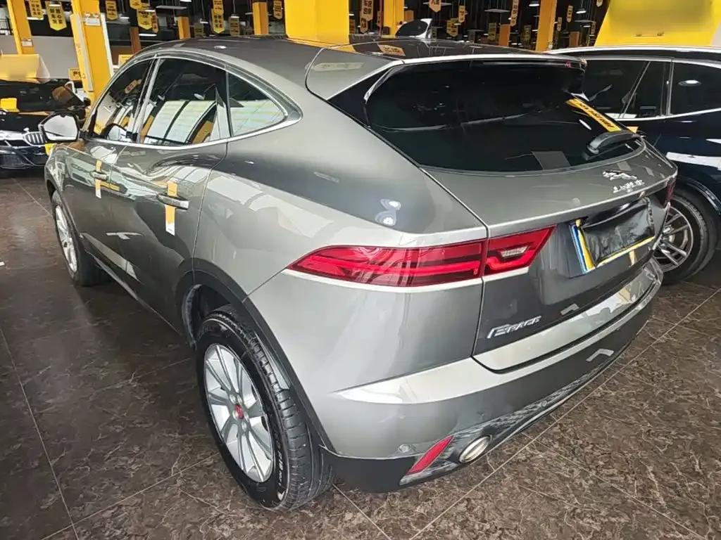 Jaguar E-PACE — фото 10