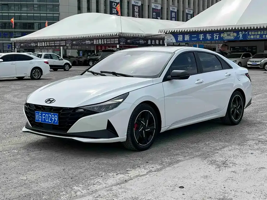 Hyundai Elantra — фото 1