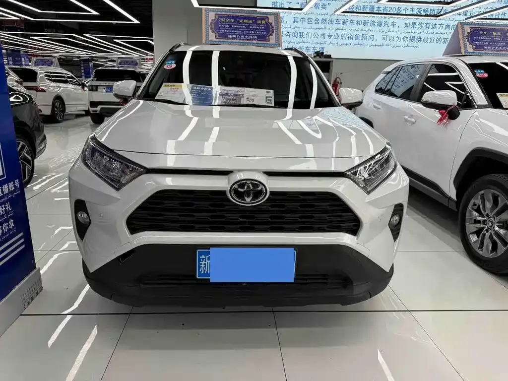 Toyota RAV4 — фото 8