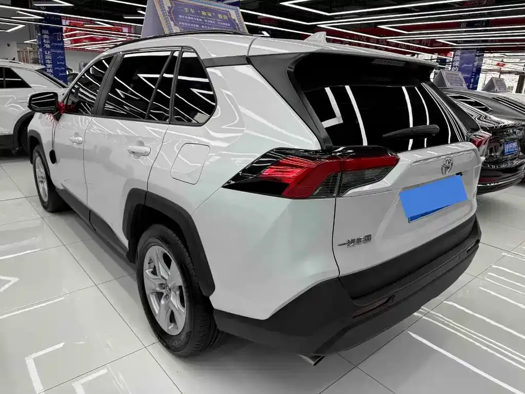 Toyota RAV4 — фото 5