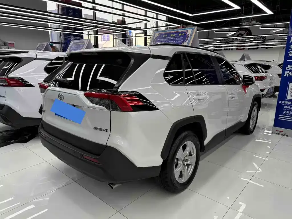 Toyota RAV4 — фото 6